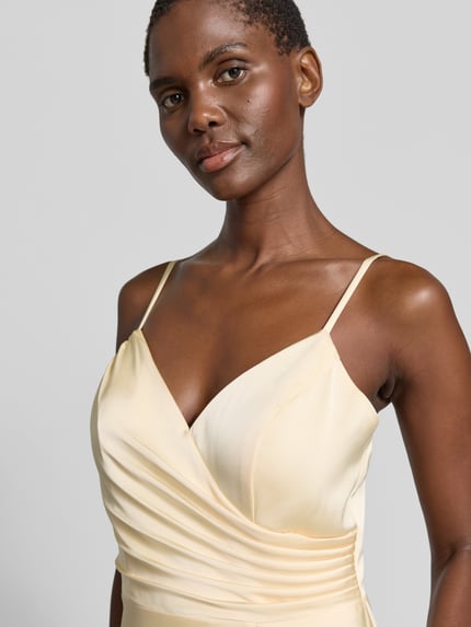 Kobiece modelka nosi Maxikleid aus Satin mit Drapierungen od Laona, satyna, dekolt V, drapowania, ramiączka, zamek, zbliżenie na górę ciała