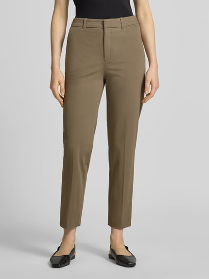 Frauenmodel trägt Hose mit Gesäßtaschen Modell 'SEARCH' von Drykorn in Braun, Slim-Fit, Material-Mix mit Viskose-Anteil, Ganzkörperansicht von vorne.