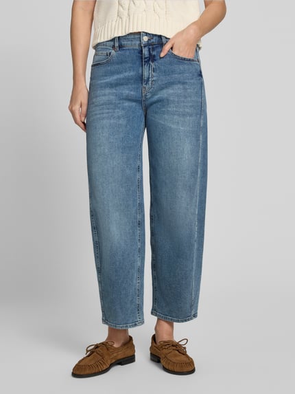 Kobiece modelka nosi niebieskie jeansy Curved Barrel Jeans aus Baumwoll-Mix model 'Meni moon' od OPUS PANTS, tekstura gładka, przód, zbliżenie na dolną część ciała
