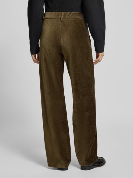 Frauenmodel trägt Regular Fit Cordhose mit Bundfalten Modell 'MAINE' von BRAX, unifarben, Strukturcord, Eingrifftaschen, Ganzkörperansicht Rückansicht.