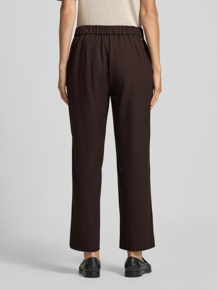 Männermodel trägt dunkelbraune Regular Fit Gerade Hose mit Viskose-Anteil Modell 'Sue' von TONI, Damen Gerade Hose, Ganzkörperansicht Rückansicht