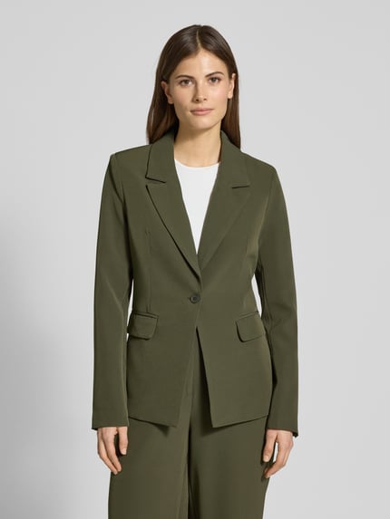 Frauenmodel trägt Slim Fit Blazer mit Pattentaschen Modell 'ISA' von Guido Maria Kretschmer, olivgrün, Material-Mix mit Stretch-Anteil, Reverskragen, Ganzkörperansicht von vorne.