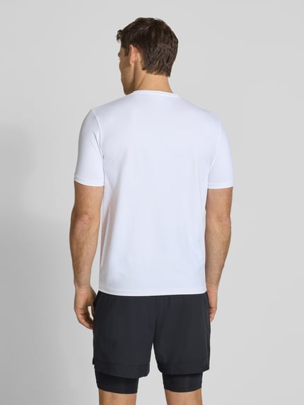 Männermodel trägt T-Shirt mit Rundhalsausschnitt Modell 'TESSUTO' van MARKUP, nylonmix met stretch, modern fit, labeldetail, rugaanzicht