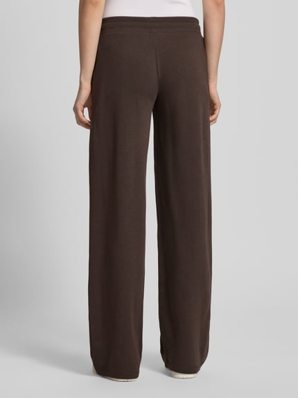 Frauenmodel trägt Straight Fit Sweatpants mit Tunnelzug von REVIEW aus Baumwoll-Mix in Dunkelbraun, elastischer Bund, Ganzkörperansicht Rückansicht.