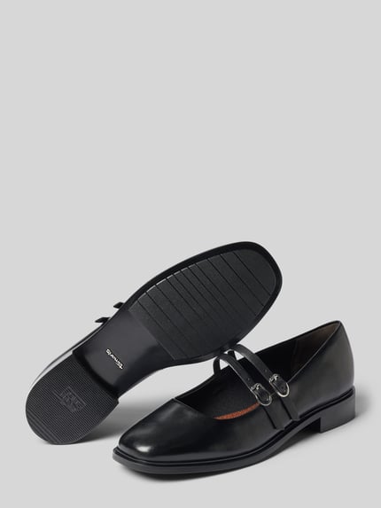 Produktfoto, schwarze Ballerinas aus echtem Leder von Tamaris, matte Oberfläche, runde Form, sichtbare Schnallen, Damen Ballerina von Tamaris