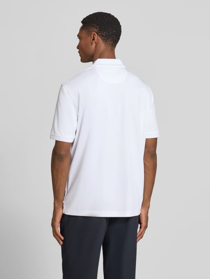 Männermodel trägt Regular Fit Poloshirt mit Brusttasche und Label-Stitching von bugatti in Weiß, Rückenlänge 70 cm, Ganzkörperansicht Rückansicht.