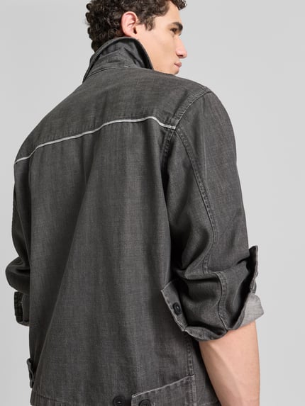 Männermodel trägt Regular Fit Jeansjacke aus Baumwoll-Mix von ANNARR w kolorze ciemnoszarym, denim, wykładany kołnierz, zamek błyskawiczny dwustronny, długość tyłu w rozmiarze M: 70 cm, szerokość w rozmiarze M: 54 cm, długość rękawów w rozmiarze M: 65 cm, Ganzkörperansicht Rückansicht