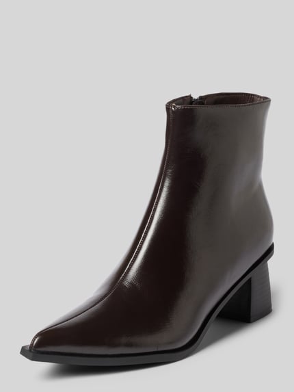 Produktfoto, Stiefelette mit spitzer Kappe von BIANCO, dunkelbraun, glänzende Lederoptik, strukturierte Oberfläche, Blockabsatz, Reißverschluss, glatte Gummisohle