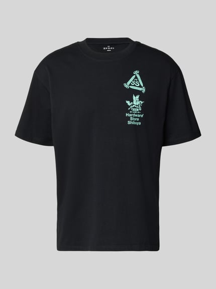 Produktfoto, T-Shirt mit Print und Rundhalsausschnitt van Edwin in zwart, relaxed fit, puur katoen, print op de voorkant, ruglengte maat M 72 cm