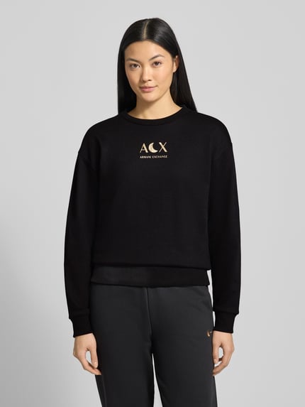Vrouwenmodel draagt zwart sweatshirt met logoprint, katoenmix, regular fit en ronde hals, Sweatshirt met Logo en Rundhalsausschnitt van Armani Exchange, Nahaufnahme bovenlichaam.