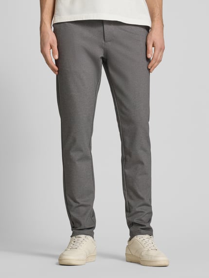 Mannenmodel draagt Slim Fit Chino uit viscose-mix model 'MARK' van Only & Sons, effen melange, met riemlussen, knoopsluiting, steekzakken, achterzakken, context heren chino, materiaal viscose-mix, frontale lichaamsopname.