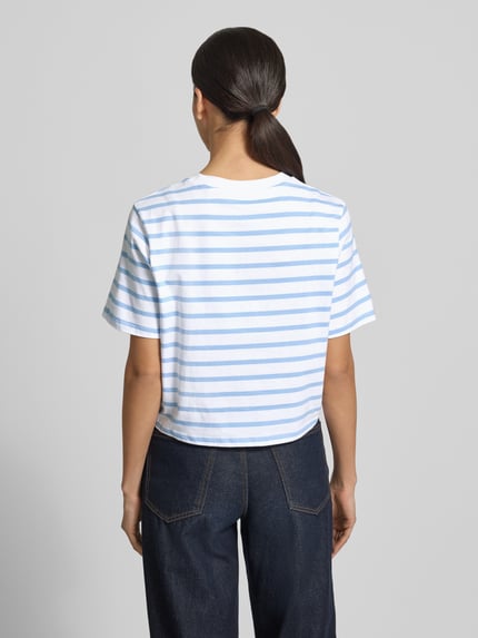 Frauenmodel trägt T-Shirt im Allover-Look mit Knotendetail von Rich & Royal aus reiner Bio-Baumwolle, Regular-Fit, Rückenlänge 48 cm, Ganzkörperansicht Rückansicht.