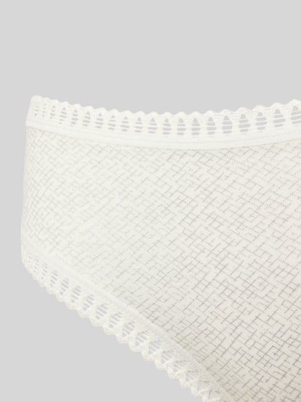 Produktfoto, Slip aus Baumwoll-Mix Modell 'GO CRUSH' im 3er-Pack von Sloggi, feine Spitze, Weiß, dezentes Muster, Damen Slip, Nahaufnahme Oberkörper.