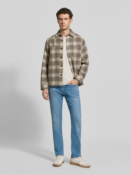 Männermodel trägt Regular Fit Jeans im 5-Pocket-Design Modell 'Lyon' von Pierre Cardin in Hellblau, Ganzkörperansicht von vorne, elastischer Baumwoll-Mix mit Lyocell-Anteil, Knopf- und Reißverschluss, Bundweite bei Größe 32/32: 41 cm, Innenbeinlänge 79 cm.
