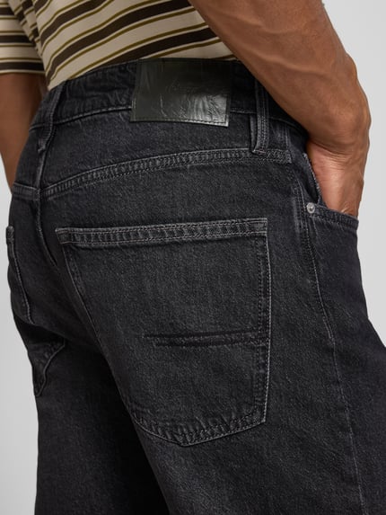 Männermodel trägt Straight Fit Jeans aus Baumwoll-Mix von s.Oliver RED LABEL, dunkler Denim, sichtbare Nähte, Nahaufnahme Rückansicht.