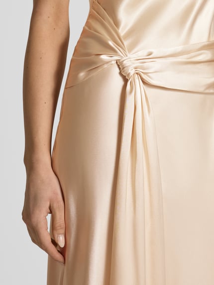 Frauenmodel trägt Abendkleid mit Neckholder Modell 'Abby' von Forever New, Satin in hellem Cremeton, körpernaher Schnitt, Nahaufnahme Oberkörper.