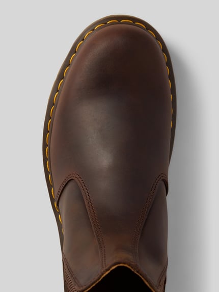 Productfoto, Chelsea Boots uit echt leer met sierstiksels van Dr. Martens, bruin, afgeronde pasvorm, geel stiksel, profielzool, logo-detail