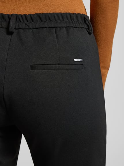 Frauenmodel trägt Hose mit elastischem Bund und Bügelfalten Modell 'MARON' von Brax aus Material-Mix mit Viskose-Anteil, Detailaufnahme