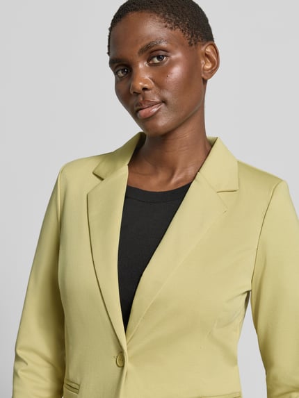 Vrouwenmodel draagt Slim Fit blazer met paspelzakken Model 'KATE' van ICHI, materiaalmix met viscose, reverskraag, knoopsluiting, Nahaufnahme Oberkörper