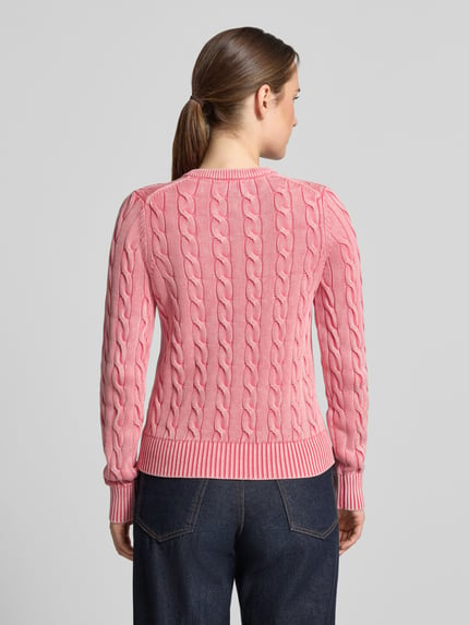 Frauenmodel trägt Relaxed Fit Strickjacke aus reiner Baumwolle von Jake*s Casual in Rosa mit Zopfmuster, Ganzkörperansicht Rückansicht.