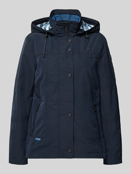 Produktfoto, Weather Protection Jack mit Reißverschlusstaschen von Gil Bret, krój regular fit, kaptur ze ściągaczem, stójka, zamek błyskawiczny, listwa z guzikami, kieszenie na zamek, długość pleców w rozmiarze 36: 66 cm, szerokość ramion w rozmiarze 36: 40 cm, szerokość klatki piersiowej w rozmiarze 36: 48 cm, długość rękawa w rozmiarze 36: 63 cm, granatowa, gładka tkanina, matowa faktura.