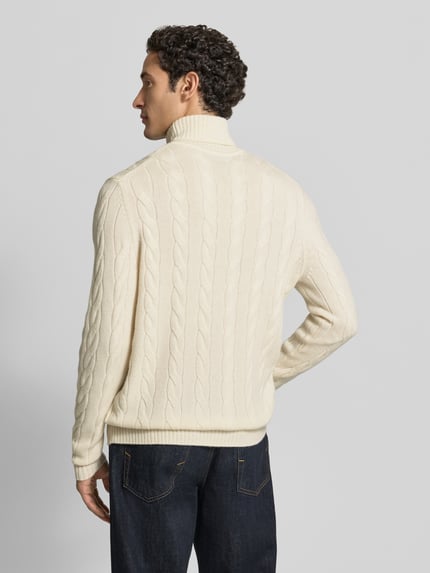 Männermodel trägt Slim Fit Strickpullover mit Zopfmuster von Christian Berg Men, mix van wol en kasjmier, col, crèmekleur, kabelpatroon, Ruglengte maat M 72 cm, mouwlengte maat M 72 cm, Ganzkörperansicht Rückansicht