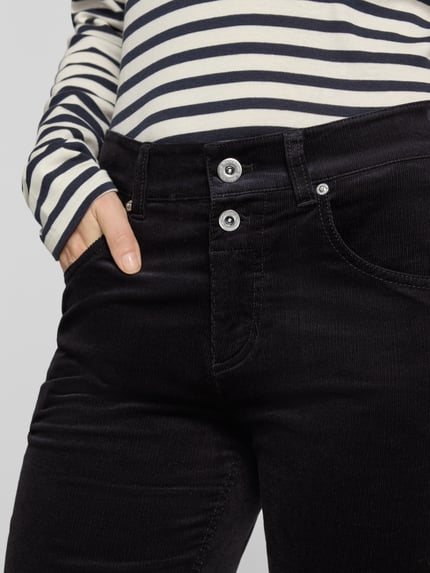 Frauenmodel trägt Boyfriend Fit Cordhose aus Baumwoll-Mix von Marc O'Polo, tiefschwarz, feine Cordstruktur, Nahaufnahme Oberkörper, Damen Cordhose von Marc O'Polo.
