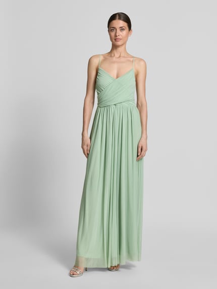 Frauenmodel trägt Maxikleid aus fließendem Stoff Modell 'Cathleen' von GUIDO MARIA KRETSCHMER WOMAN, Wickel-Optik, taillierter Schnitt, verstellbare Spaghettiträger, zartes Mintgrün, glatte Textur, Ganzkörperansicht von vorne.
