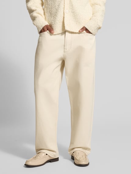 Męski model nosi Relaxed Fit Jeans aus reiner Baumwolle od Drykorn, kremowy kolor, 5-kieszeniowy fason, label-patch z tyłu, szerokość w rozmiarze 33/34: 43 cm, długość nogawki wewnętrznej: 72 cm, widok całej sylwetki z przodu