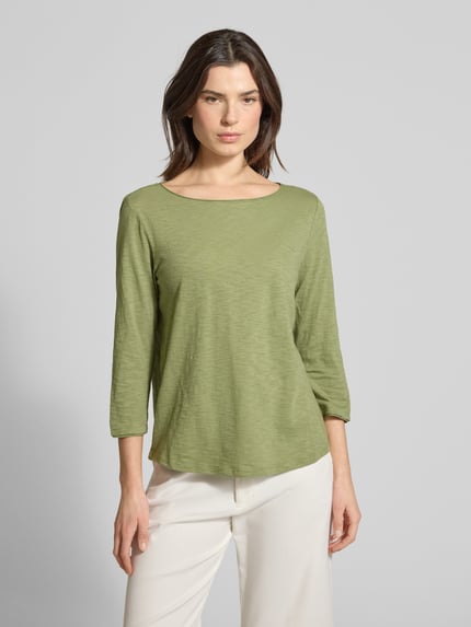 Vrouwenmodel draagt Regular Fit 3/4-shirt uit puur katoen van s.Oliver RED LABEL in gemêleerde look, boothals, rolzoom; Nahaufnahme Oberkörper.