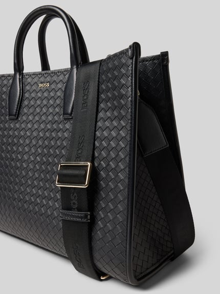 Produktfoto, Henkeltasche mit Label-Applikation Modell 'SANDY TOTE SQ' von BOSS in Optik: Unifarben, Strukturiert, rechteckige Form, Karabinerverschluss, Hauptfach, Innenfach, Standfüße, Tragehenkel, abnehmbarer Schulterriemen, Materialverarbeitung: Kunstleder