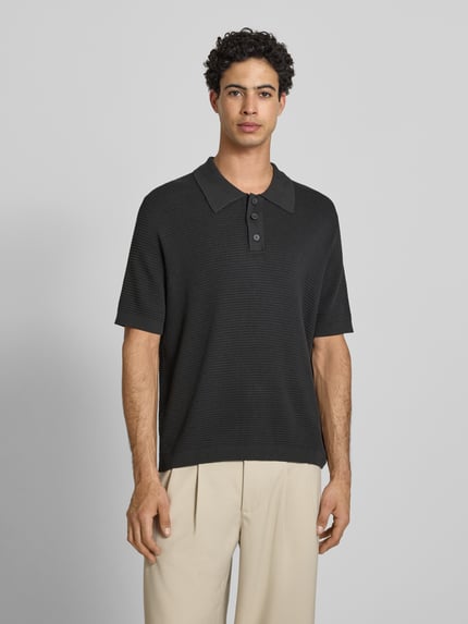 Männermodel trägt Regular Fit Poloshirt aus reiner Baumwolle von Marc O'Polo Denim, Optik: Unifarben, Stricktextur, Nahaufnahme Oberkörper.
