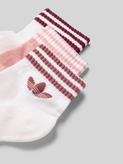Produktfoto, Socken aus Baumwoll-Mix im 3er-Pack von adidas Originals in Weiß, Rosa und Dunkelrot, gestreifte Bündchen, strukturierte Oberfläche