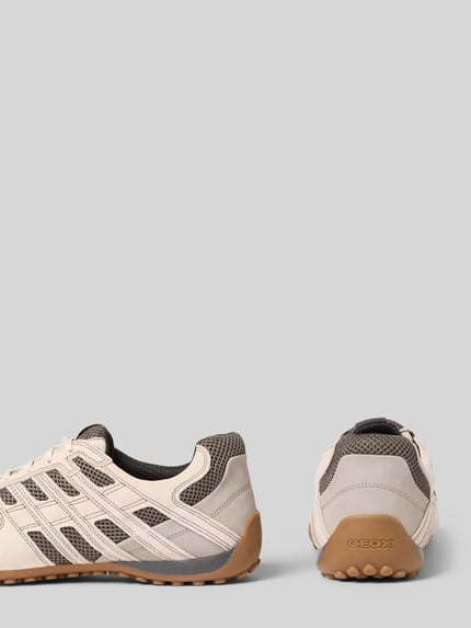 Produktfoto, Sneaker aus Leder-Mix mit Logo-Detail Modell 'Snake' von Geox in Beige und Grau, profilierte Sohle, abgerundete Passform, Herren, Kontext: Herren Sneaker aus Leder-Mix mit abgerundeter Passform, Modell 'Snake', Logo-Detail, Schnürverschluss, profilierte Sohle, Absatzhöhe bei Größe 44: 4 cm, Schafthöhe bei Größe 44: 6 cm, Schaftweite bei Größe 44: 7 cm.