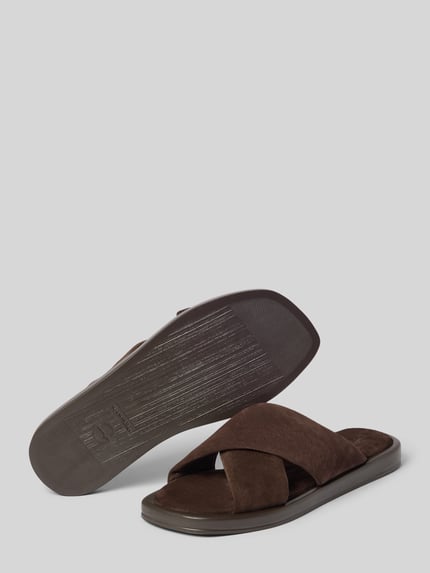Produktfoto, Pantoletten aus echtem Veloursleder von Tamaris in Dunkelbraun, offene Schuhspitze, flache Sohle, unifarbene Optik, leicht strukturierte Sohle, aus echtem Veloursleder