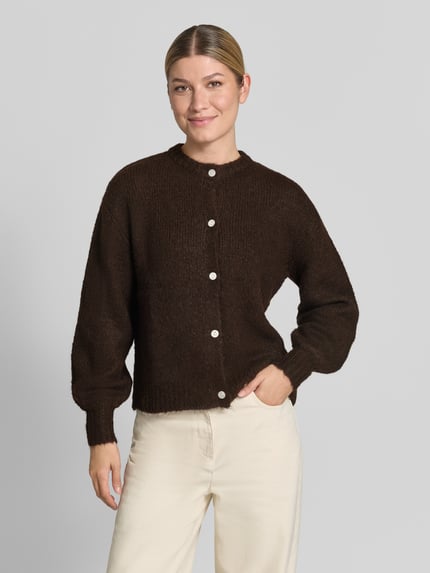 Vrouwenmodel draagt cardigan met alpacamix en ronde hals Model 'OTIA' van b.young, materiaalmix, regular fit, knoopsluiting, ruglengte 52 cm, mouwlengte 58 cm, vooraanzicht volledige lichaamsopname.