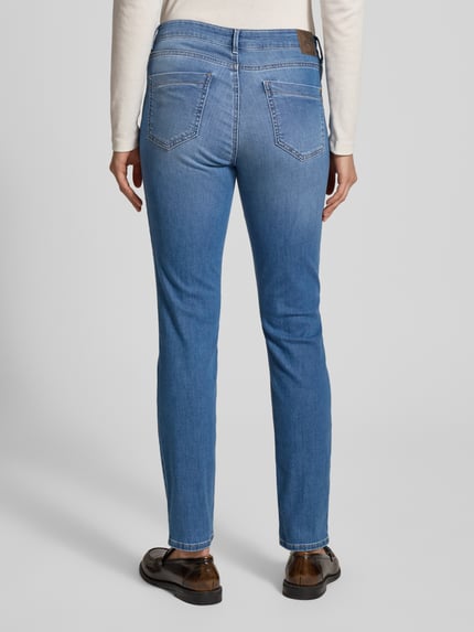 Frauenmodel trägt Skinny Fit Jeans mit Eingrifftaschen Modell 'SHAKIRA' von Brax im Used-Look, Baumwoll-Lyocell-Anteil, Ganzkörperansicht Rückansicht.
