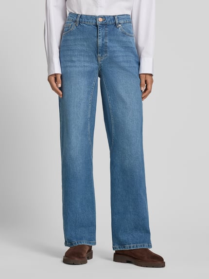 Frauenmodel trägt Relaxed Fit Jeans mit Eingrifftaschen Modell 'Bine Ada Cut' von MSCH Copenhagen, blaue Baumwoll-Elasthan-Mischung, Ganzkörperansicht von vorne. Innenbeinlänge 78 cm, Bundweite 38 cm, strukturierte Denim-Oberfläche.