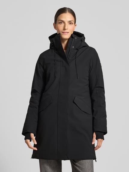 Modelka kobieca nosi czarny Regular Fit Parka mit Pattentaschen Modell 'PALINA' od Cars Jeans, krój regular fit, matowa powierzchnia, przód, zdjęcie całopostaciowe