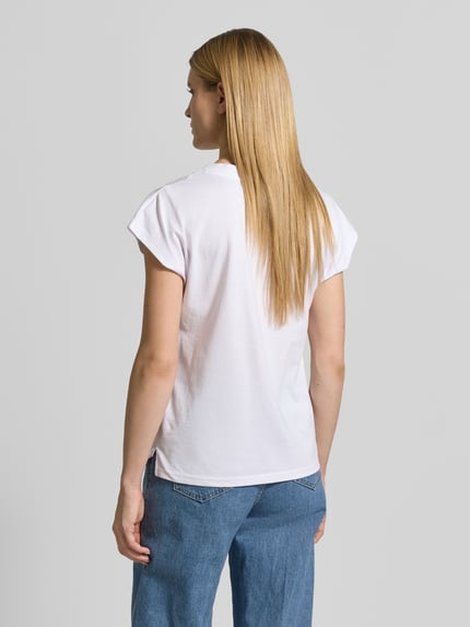 Frauenmodel trägt Damen T-Shirt mit V-Ausschnitt Modell 'DERBY' von Soyaconcept aus reiner Bio-Baumwolle, Regular-Fit, Rückansicht Ganzkörperansicht.