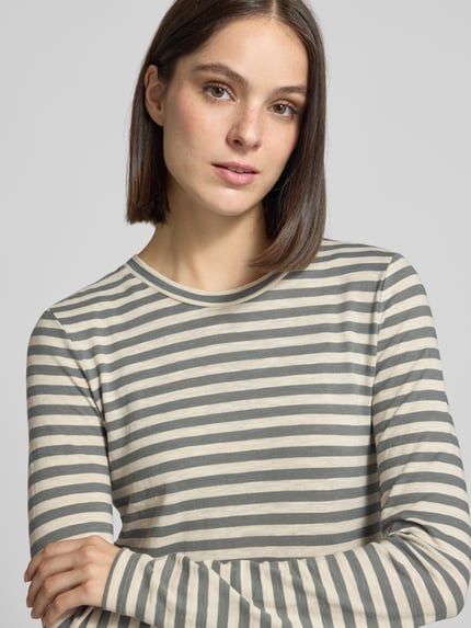 Frauenmodel trägt Langarmshirt mit feiner Rippstruktur von MARC O'POLO, mehrfarbig, gestreift, Rundhals, Nahaufnahme Oberkörper.