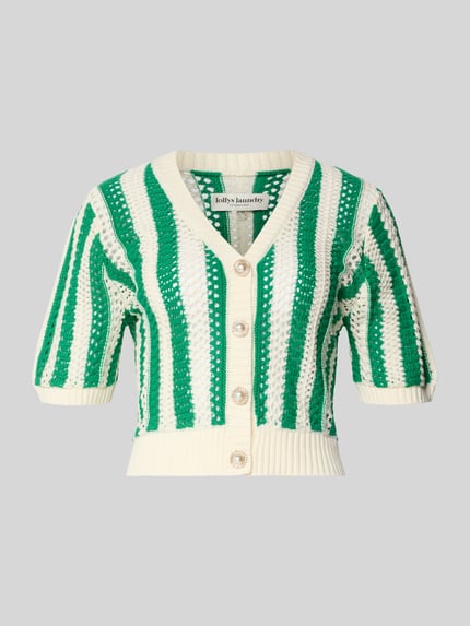 Produktfoto, Cropped Cardigan mit Lochmuster Modell 'Siva' von Lollys Laundry aus grün-weißem Baumwoll-Mix in Strick-Optik, Halbarm, V-Ausschnitt, elastische Abschlüsse, durchgehende Knopfleiste, Rückenlänge 51 cm bei Größe S.