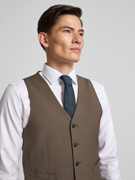 Männermodel trägt Weste mit Knopfleiste Modell 'Wayde' von Tiger Of Sweden in Braun, Baumwoll-Mix, Regular-Fit, Nahaufnahme Oberkörper.