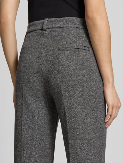 Vrouwenmodel draagt grijze wide leg broek met katoen van Brax, model 'MAINE', Dames wijdte broek, detailopname achterkant.