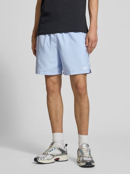 Männermodel trägt Shorts mit Label-Stitching und elastischem Bund von Nike in Hellblau, Regular-Fit, Tunnelzug, Ganzkörperansicht von vorne.