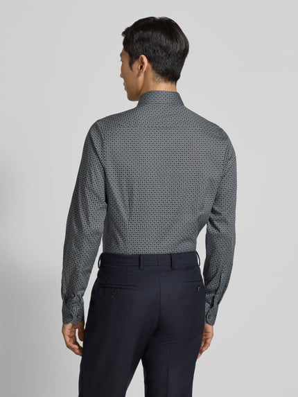Männermodel draagt Slim Fit Bsuinesshemd uit puur katoen met Kentkraag van OLYMP, knoopsluiting, ruglengte 80 cm, schouderbreedte 44 cm, mouwlengte 68 cm, zakelijk overhemd met geometrisch patroon, kleur donkerblauw en grijs, Ganzkörperansicht Rückansicht.