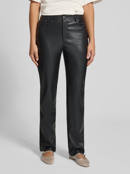 Frauenmodel trägt Straight Fit Hose in Leder-Optik von REVIEW, Schwarz, glatte Textur, Eingrifftaschen, Ganzkörperansicht von vorne. Damen Hose, Bundweite 38 cm, Innenbeinlänge 81 cm, Knopf- und Reißverschluss.