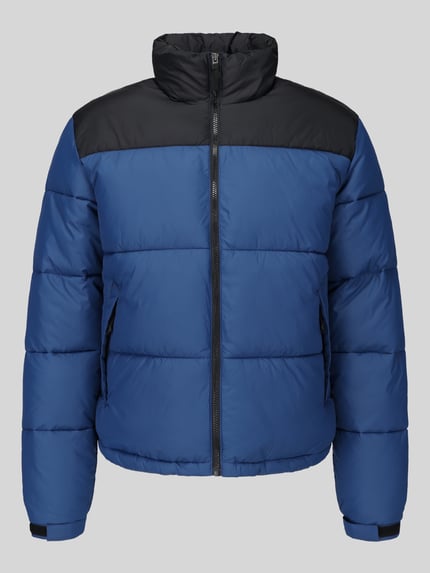 Produktfoto, Steppjacke mit hohem Stehkragen Modell 'ONSMAVERICK' von ONLY, blau-schwarz, unifarben, Reißverschlusstaschen, Regular Fit, cropped, elastische Abschlüsse, sichtbare Nähte, Label-Detail