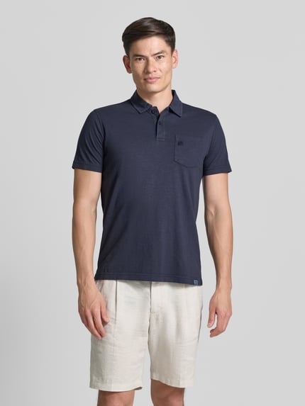 Männermodel trägt Regular Fit Poloshirt mit Brusttasche von Lerros aus Reine Baumwolle, Polokragen, kurze Knopfleiste, Logo-Stitching, Ganzkörperansicht von vorne.