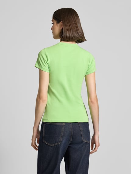 Frauenmodel trägt Slim Fit T-Shirt aus Baumwoll-Mix von Polo Ralph Lauren in Optik: Unifarben mit Logo-Print, Ganzkörperansicht Rückansicht.